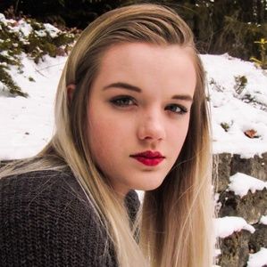 Meet your Posher, Caitlin